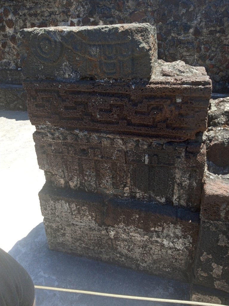 Detalle de las tallas en roca volcánica