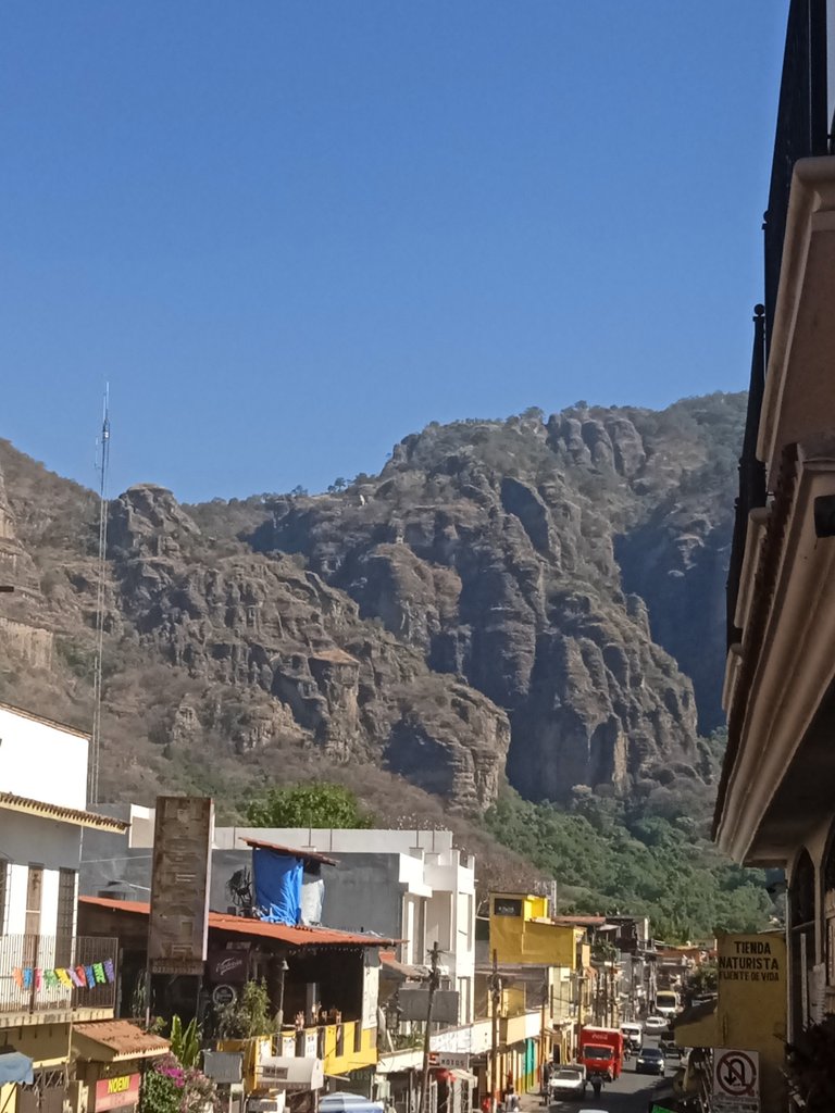Vista de las colinas donde se encuentra el templo desde la calle principal del pueblo.