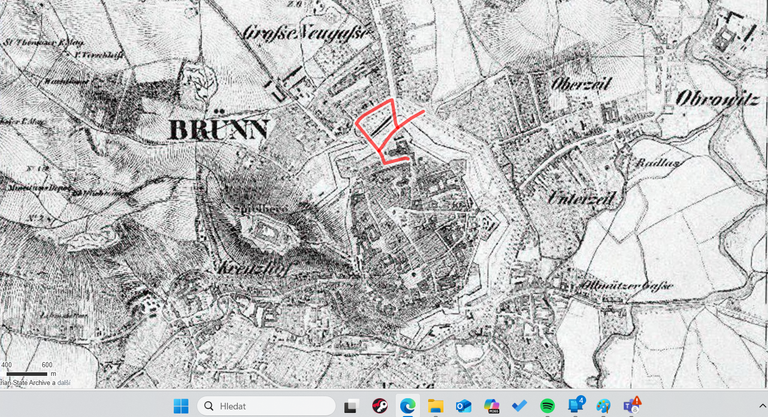 Zvláštní tvar Moravského náměstí. Tam, kde dnes projíždějí tramvaje, dříve stály hradby. EN: Irregular shape of the Moravian square. The map shows the fact, that there used to be the fortification in the middle of todays square.