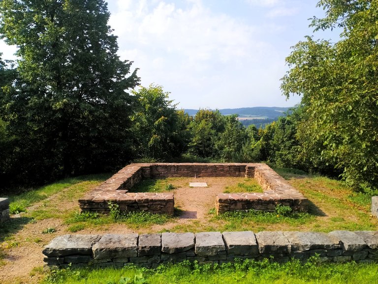 Základy popraviště na Klucanině; Remains of the gallows site on Klucanina