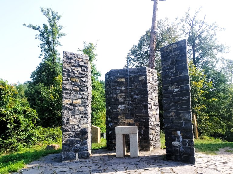 Poslední zastávkou Cesty hrdelního práva je místo popraviště a Kaple smíření; The final stop of the “Way of Criminal Law” is the place of execution and the Chapel of Reconciliation