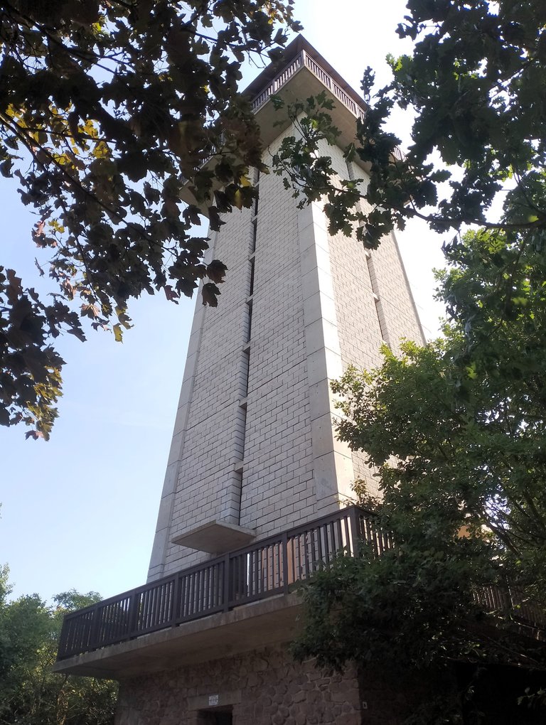 Teď už zbývá zdolat 133 schodů... Now all that’s left is to climb 133 steps...