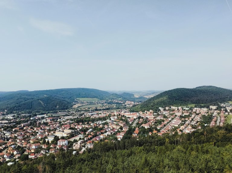 ...a naskytne se panoramatický výhled do okolí. Nad Tišnovem vpravo se tyčí Květnice, za úbočím Květnice je patrné Předklášteří; ...and a panoramic view of the surroundings opens up. To the right above Tišnov rises Květnice, and behind its slopes you can see Předklášteří.