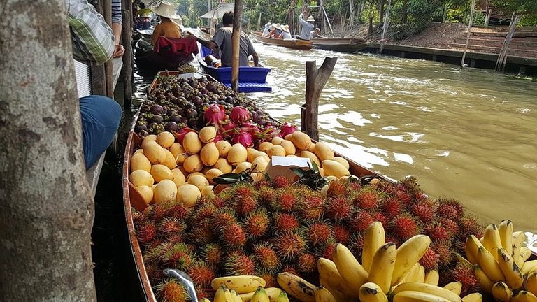 Damnoen Saduak Floating Market , Bangkok.