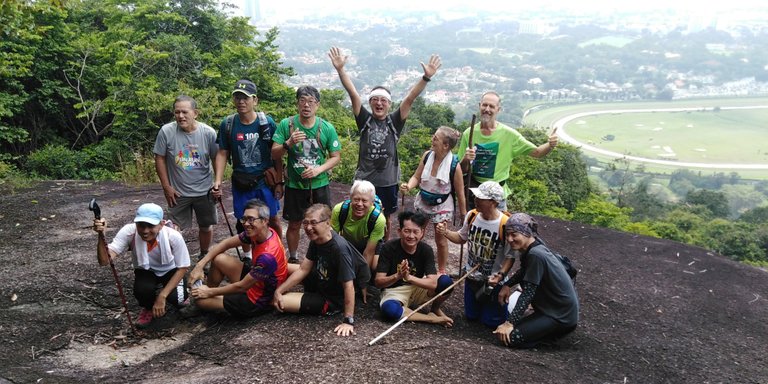 Happy Hikers: always happy lah!