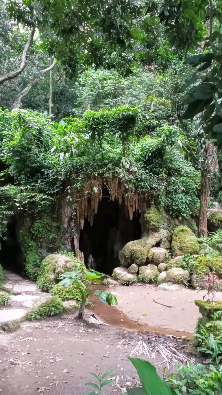 Entrance of the artificial grotte