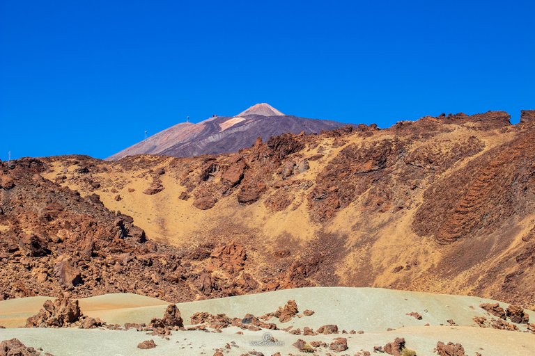 Mientras nos vamos adentrando al centro de la isla, el Teide se va acercando poco a poco y sentimos abrumados como la altura de esta montaña nos hace levantar cada vez más la cabeza para poder contemplarla.