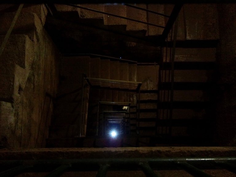 Schody do podzemí tvrze-hloubka 40m.jpg