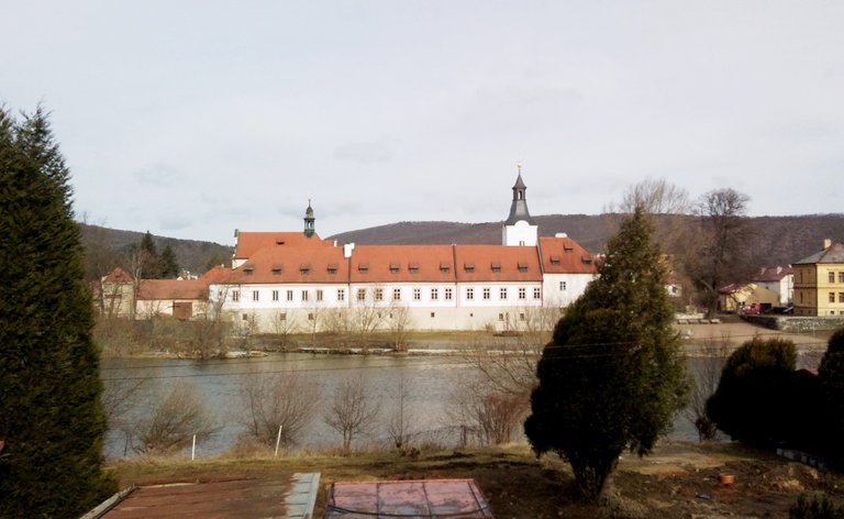 Dobřichovice-zámek-pohled z vlaku.jpg