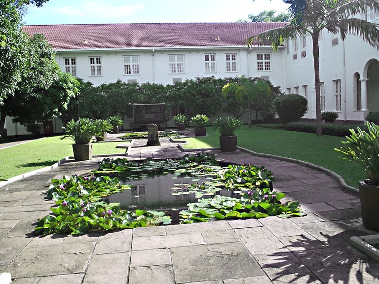 Victoria Falls Hotel Courtyard