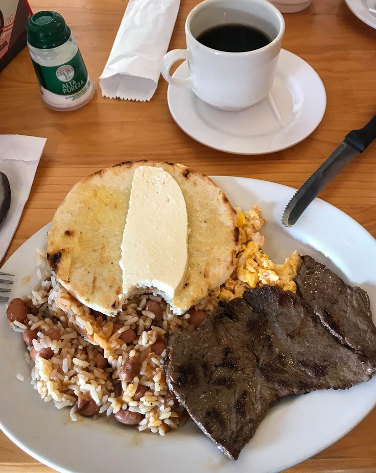 Arepa con quesito, arroz y frijoles, carne