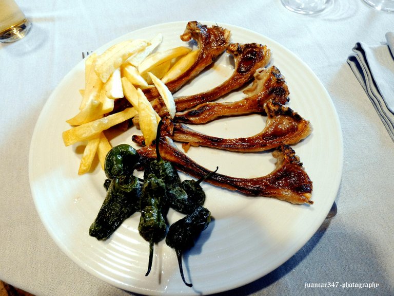 Suckling lamb chops, chips and hot piquillo peppers