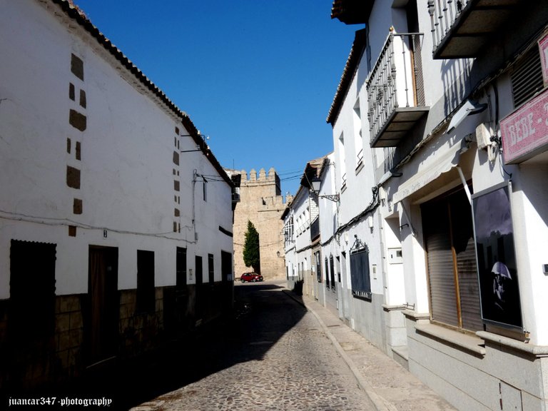 Narrow and landmark streets, always the castle