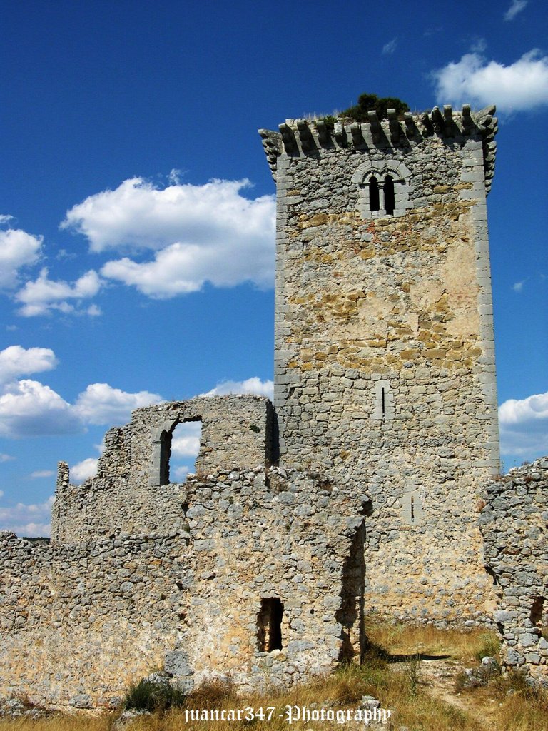 La torre del homenaje todavía resiste los embites del tiempo y la avidez humana