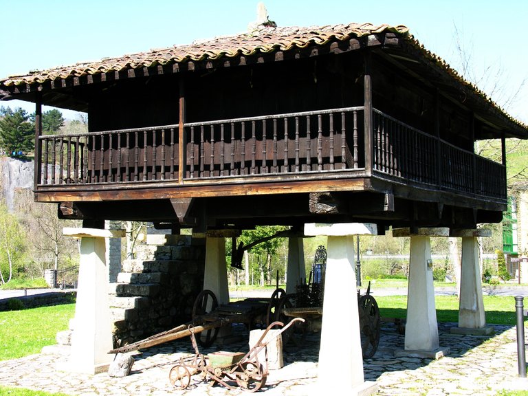 Cangas de Onís: Hórreo or traditional barn