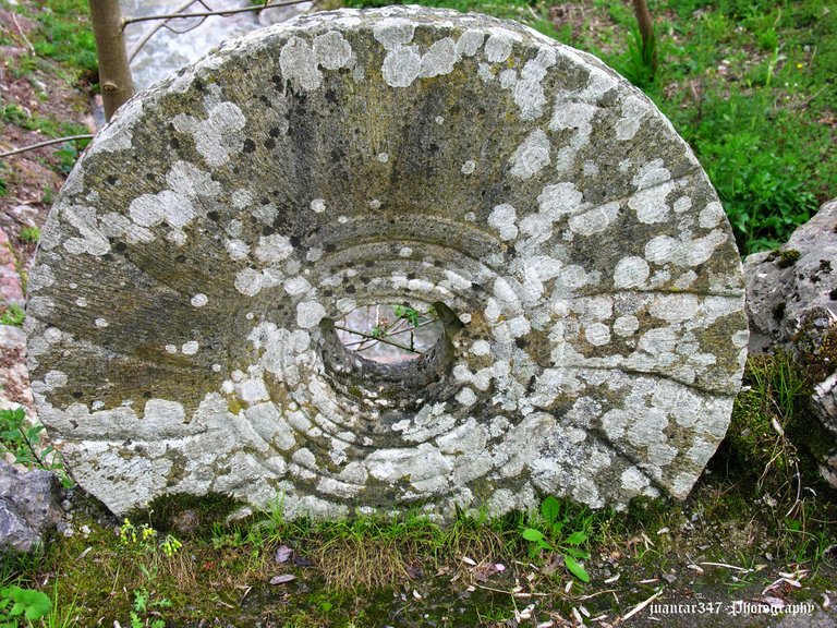 Cardes: old mill wheel with solar symbols