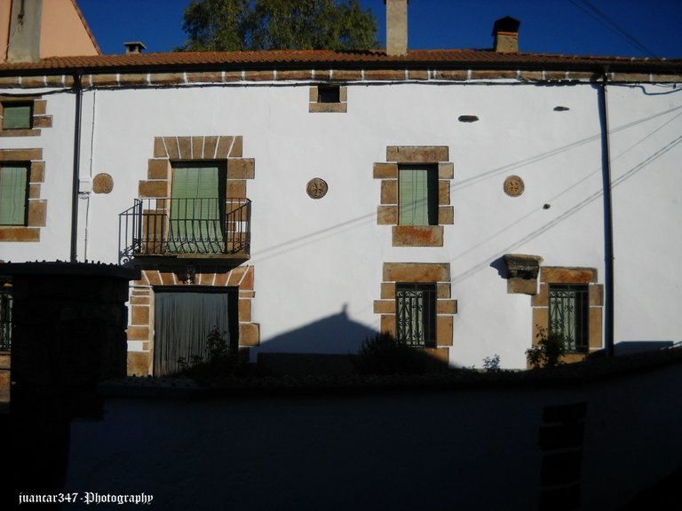 On the façade, you can see, next to the windows, remains of the old monastery of Santa María de Tera