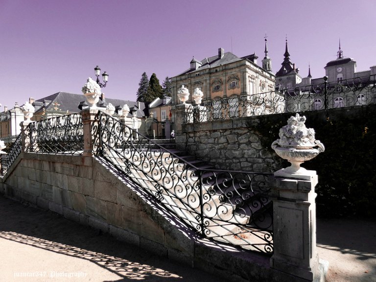 Double staircase with access to the gardens