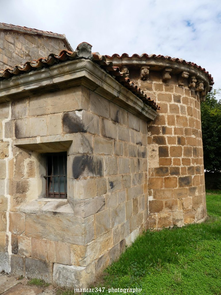 Detalle del ábside y la moderna sacristía añadida