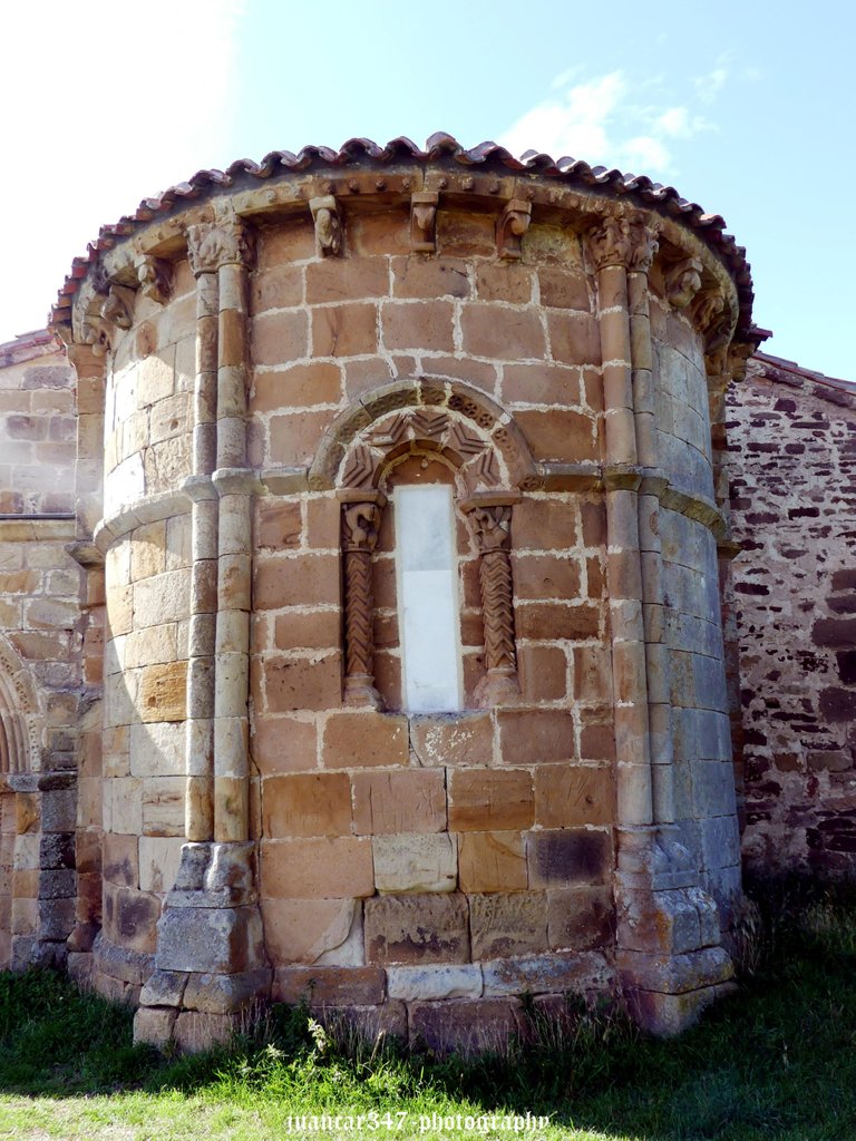 Detalle del ábside de la vieja iglesia de Santa María