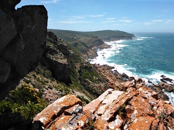 A dramatic view of the coastline, facing east again toward Robberg Peninsula seal colony