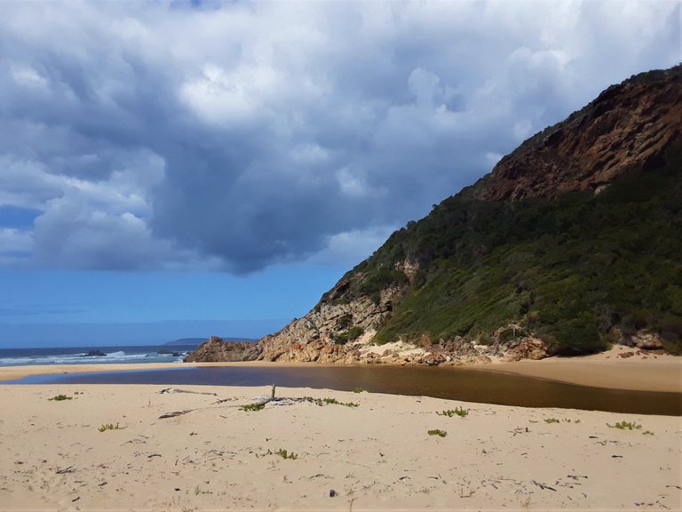 Alternate view of the Matjies River as it flows out to the ocean, with archaeological site just off camera to the right up on the hill slope