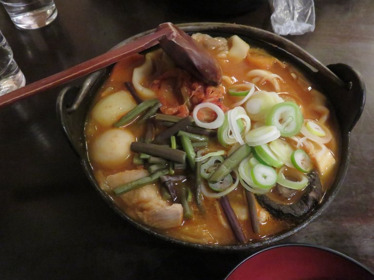 Potatoes, beans, mushrooms, kimchi, leek, thick noodles and other things.