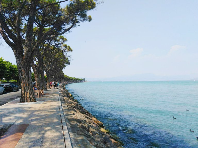 Die uferpromenade von peschiera del garda