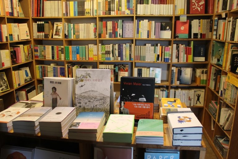 Want Travel: Jeju Bookstore 'Simple Bookstore'