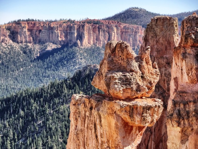 Der Felsen oben liegt auf dem unteren, womöglich seit Zehntausenden von Jahren.