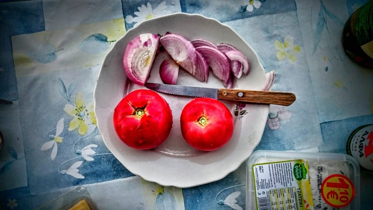 Onions on tomatoes