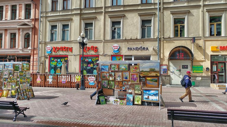 Painters have their exhibitions in the middle of the street