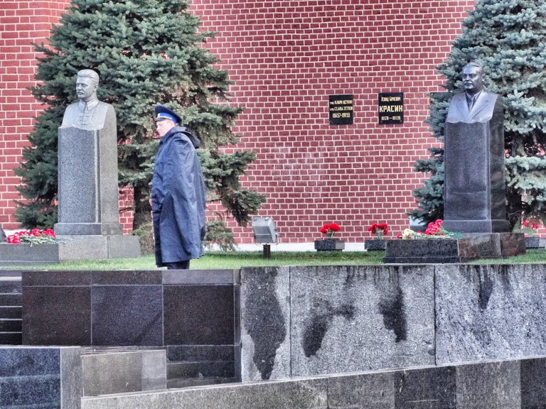 A young soldier between two of the founders of the Soviet Union