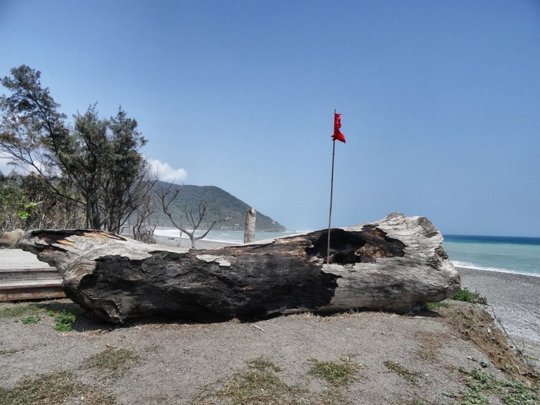 Another empty beach, dangerous