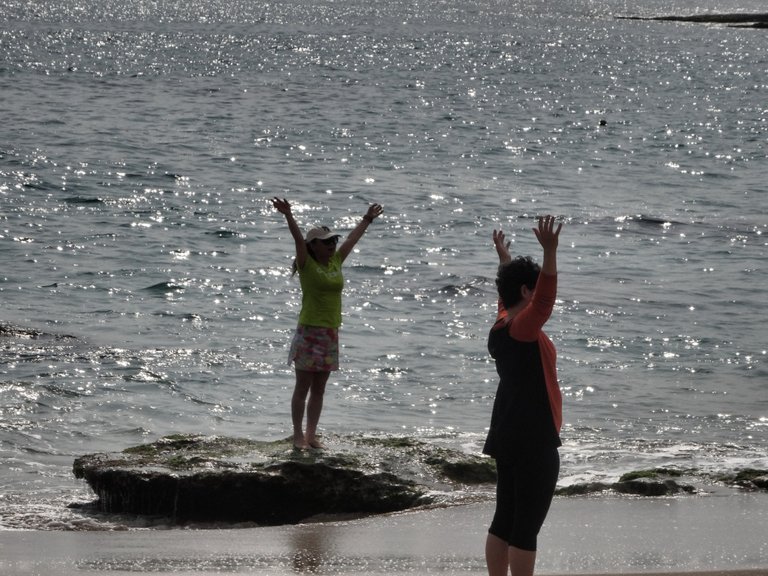 Swimming, taiwanese style II: Feets in the waves