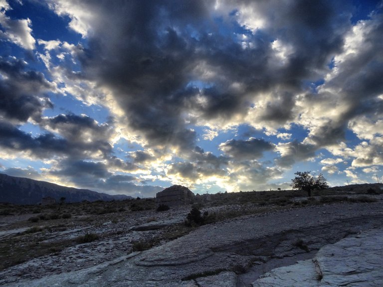 The evening comes with clouds from the west