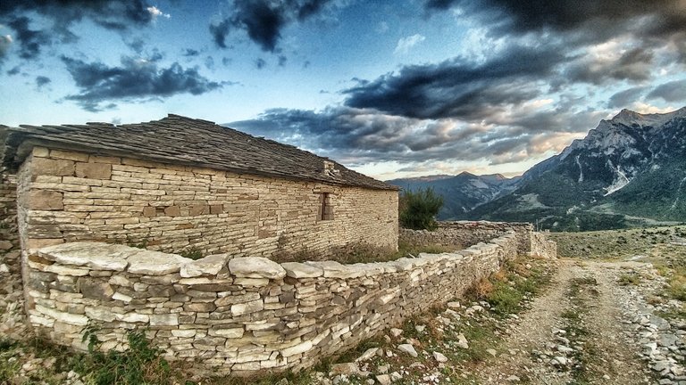 Gravel roads, stony walls