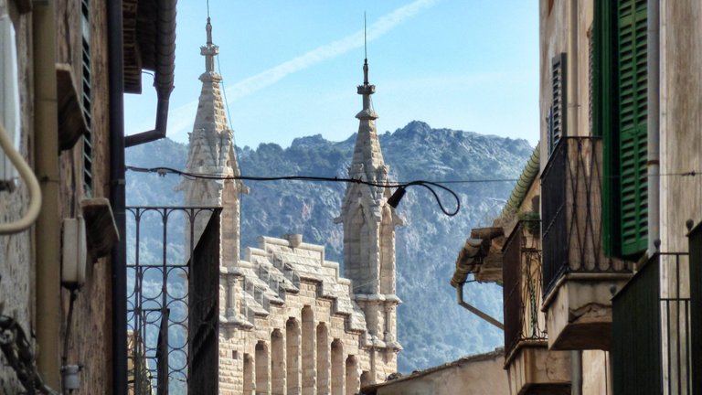 Moontains and churches are the true sensations of Mallorca