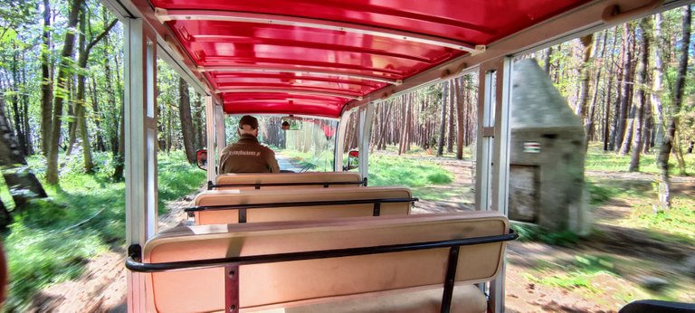 And the guy in the E-bus moves too - on the right side: an very old bunker