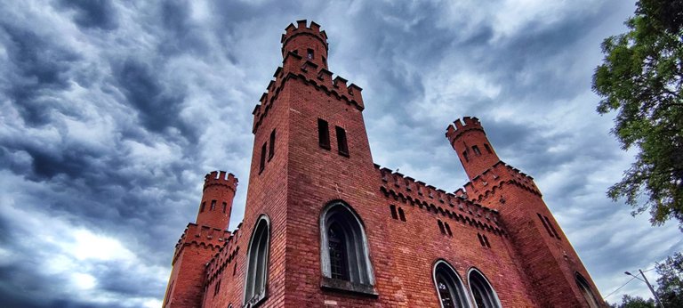 Red bricks for the white knights