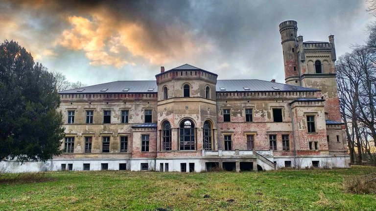 And the riddle palace of Drezewo