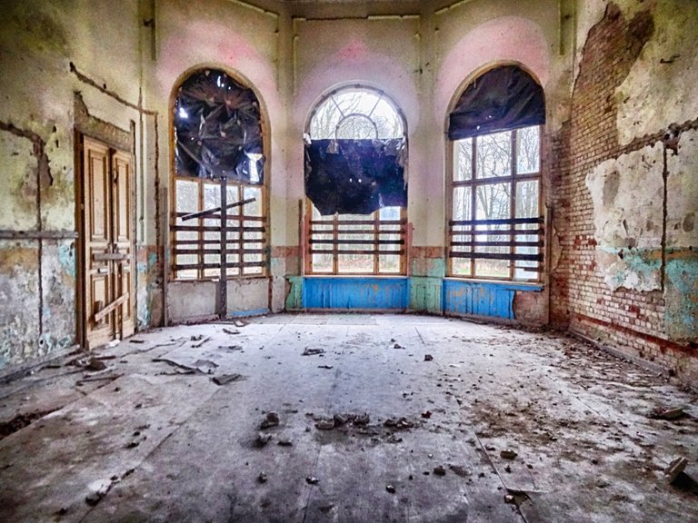 Inside the old palace of Drezewo: Debris and dust