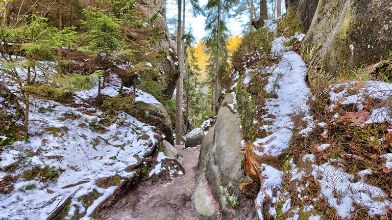 Rocks on the left, rocks on the right