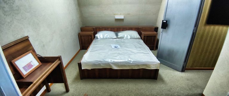 The bed where Toti and his wife are willig to survive the atomic war