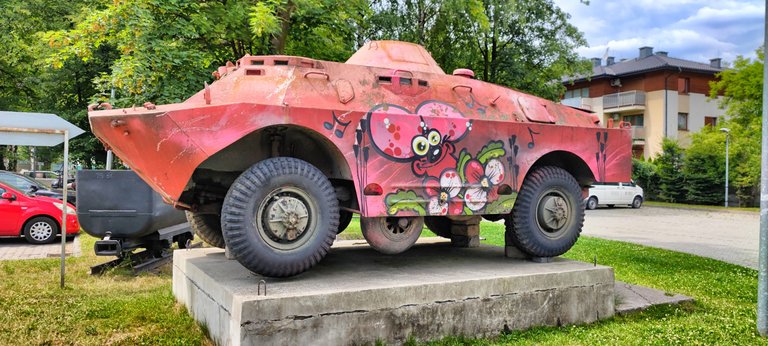 Outside the door this pink tank is yelling for the museum