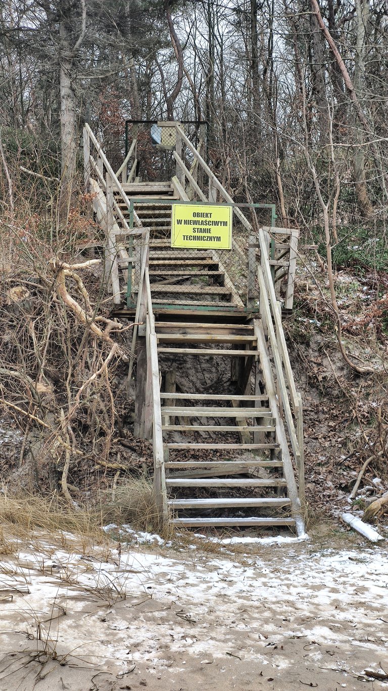 The staiway to the beach is closed