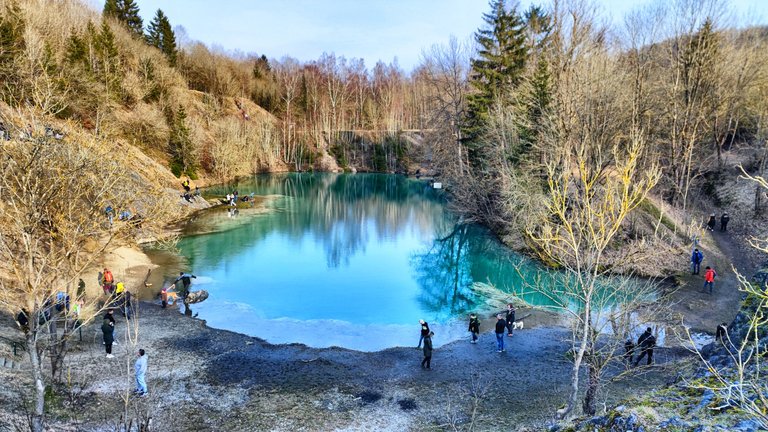 Tourists are stroming the lake