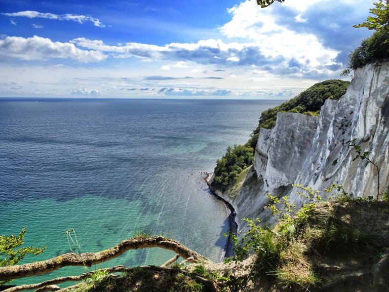 Green and blue water, white cliffs