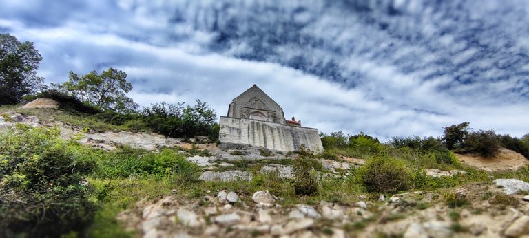 30 meters above the ruins of the church are waiting for the fall