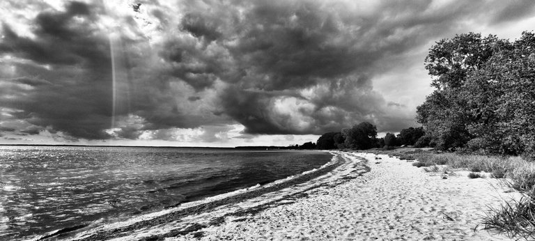B and W beach